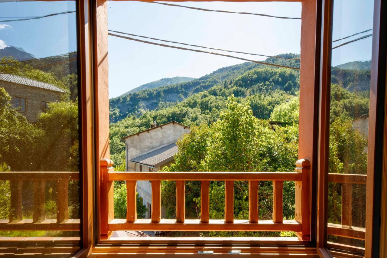 Eco-Hotel Et Yourtes Du Mercantour Guillaumes Bagian luar foto